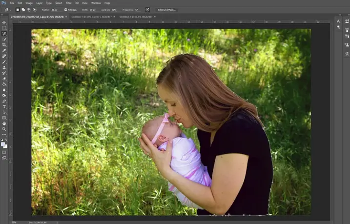 How to Blur the Background of a Portrait Using the Magnetic Lasso Tool in Photoshop